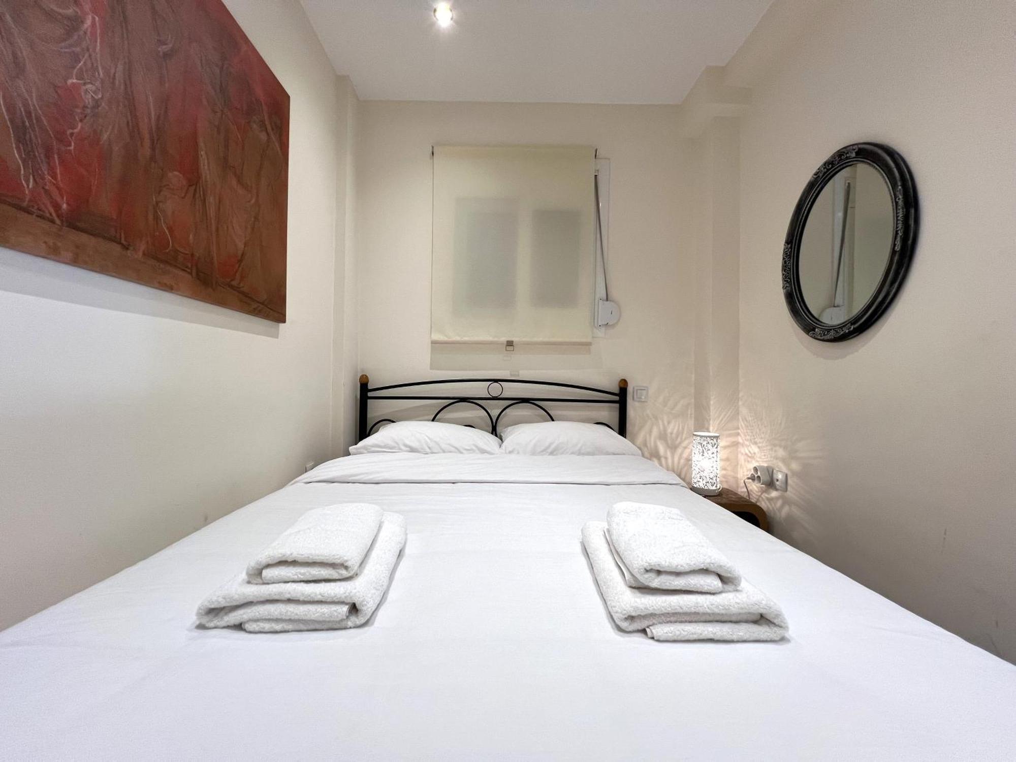Apartamento Historic Center Getaway 10'Walk To Acropolis Hill Atenas Exterior foto